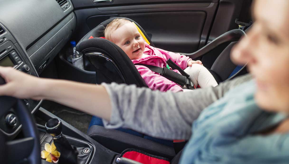 Le regole per viaggiare sicuri coi bimbi in auto