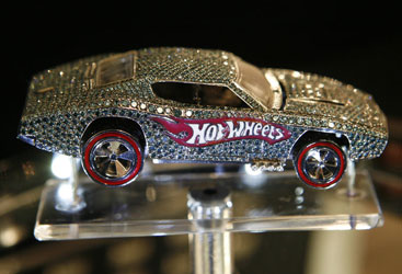 L'auto Hot Wheels d'oro, diamanti e rubini da 140mila dollari. Foto