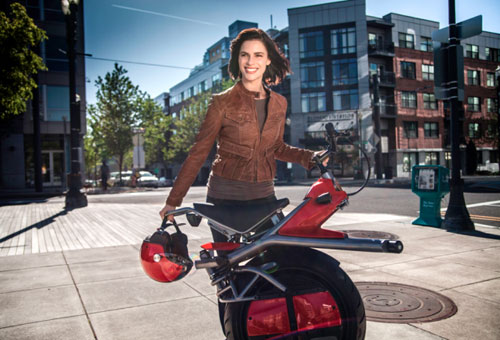 La moto ad una ruota: evita il traffico e va sul marciapiede