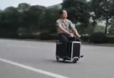 La valigia si trasforma in scooter. Video