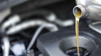 Consumo anomalo olio motore: come riconoscerlo e cosa fare