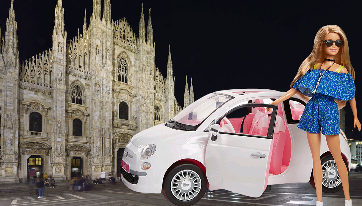 Barbie arriva a Milano al volante di una Fiat 500