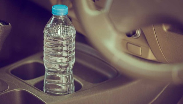 Bottigliette di plastica in auto: tra pericoli reali e fake news