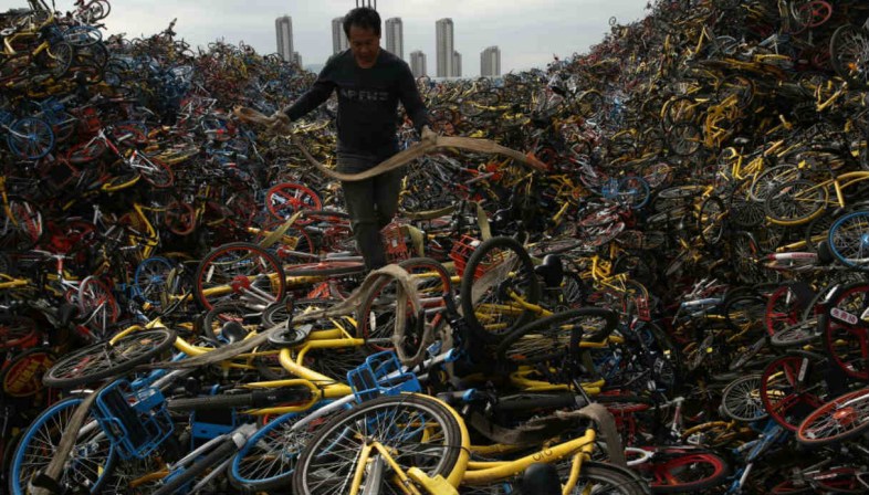 Il cimitero con milioni di bici abbandonate del bike-sharing