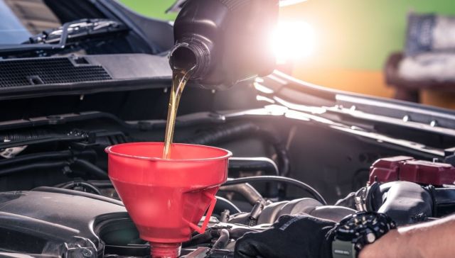 Cambio olio motore auto: ogni quanto deve essere eseguito