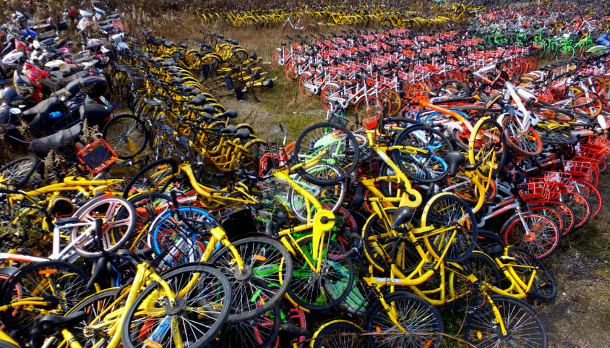 L'incredibile cimitero con milioni di bici abbandonate in Cina