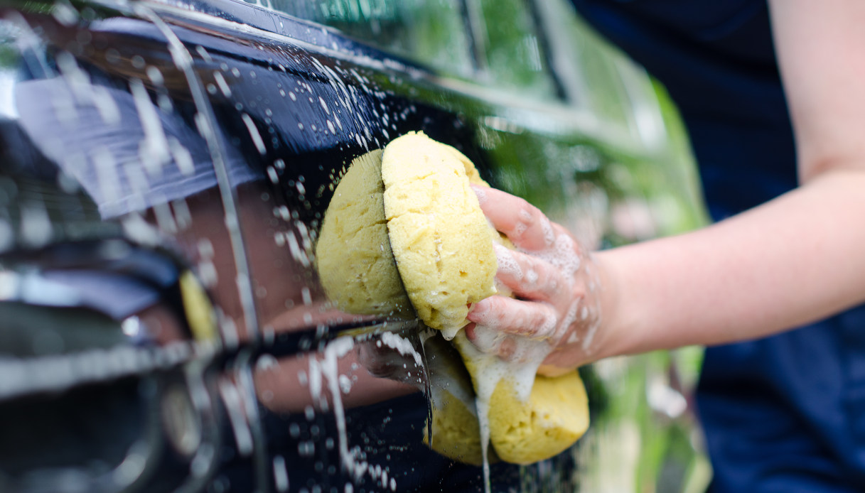 Lavare auto a mano: come farlo a casa