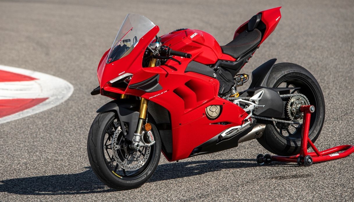 Ducati Panigale V4 S, DNA da pista con i nuovi accessori Performance