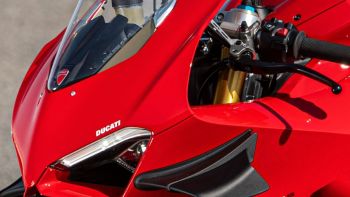 Ducati Panigale V4 S, DNA da pista con i nuovi accessori Performance