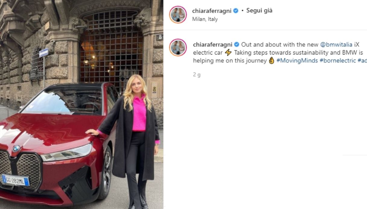 Chiara Ferragni in posa con la nuova BMW iX elettrica