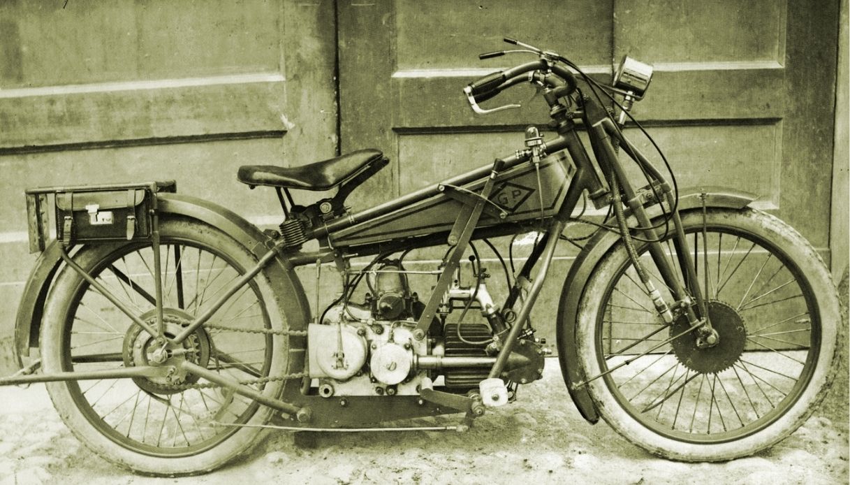 Una storia, una leggenda: 103 anni di Moto Guzzi