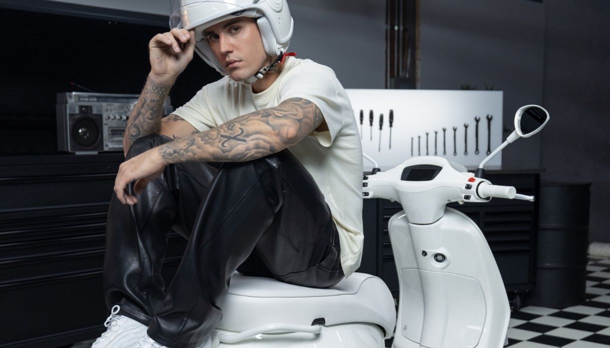 Justin Bieber firma Vespa Piaggio per un'edizione speciale e unica