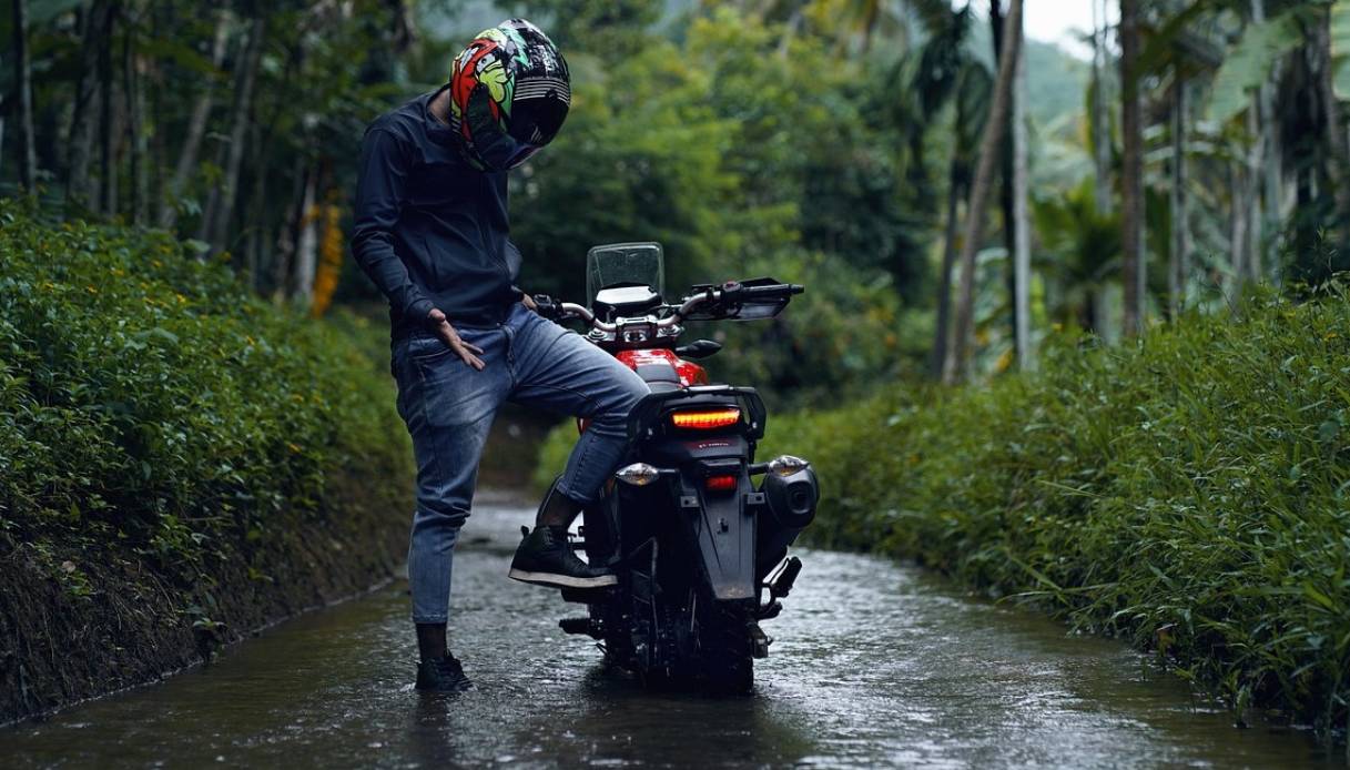 Guidare sulle uova”: quando la pioggia sorprende il motociclista