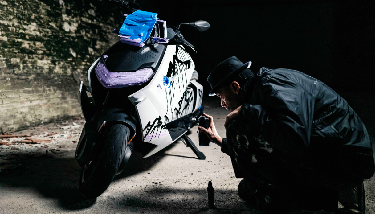 BMW CE 04, lo scooter elettrico diventa un'opera d'arte