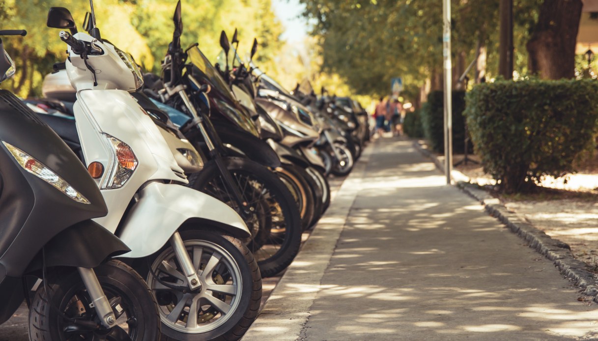 Come parcheggiare moto e scooter per evitare multe