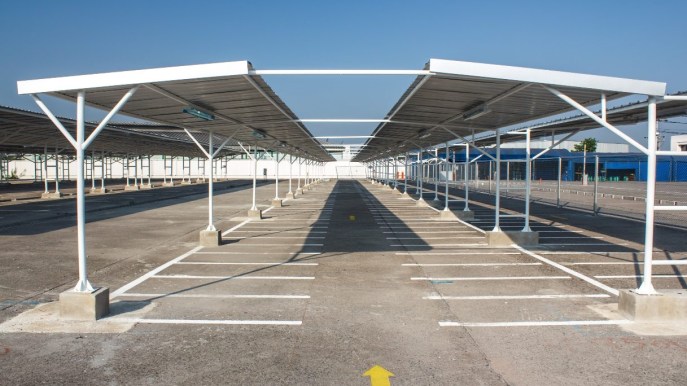 Il parcheggio a pannelli solari che ricarica gratis le auto