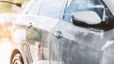 Lava l’auto del fidanzato: finisce nel modo peggiore