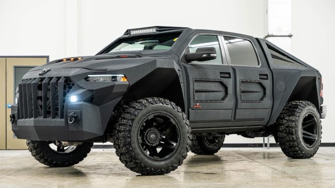 Drake è pronto all’apocalisse: un super carro armato da 200.000 dollari