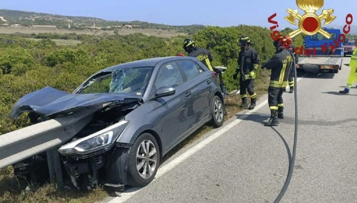 Auto viene infilzata da guardrail sulla SS di Arzachena senza gravi conseguenza