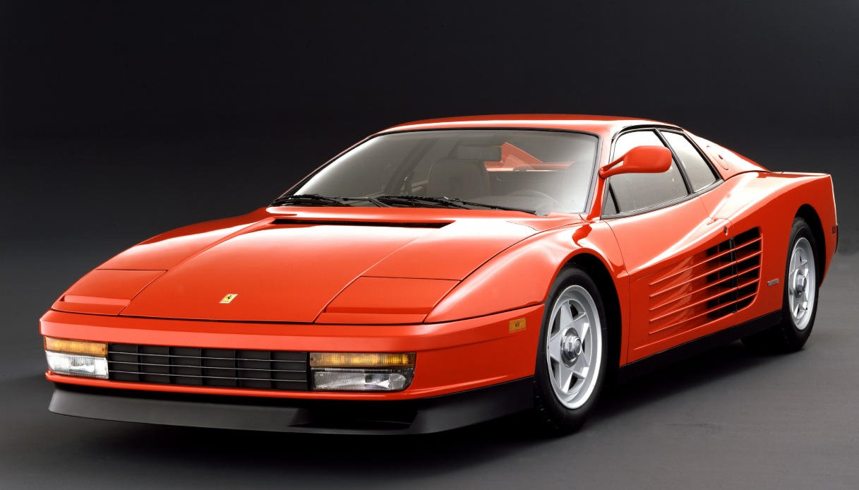 https://www.virgilio.it/motori/wp-content/uploads/sites/4/2024/11/ferrari-testarossa.jpg